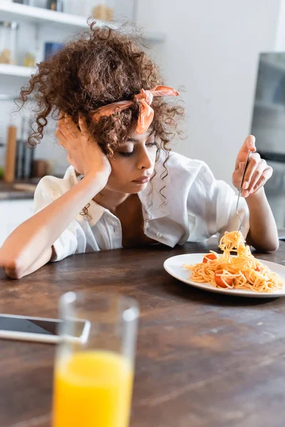 Вибірковий Фокус Незадоволеної Жінки Тримає Виделку Біля Тарілки Підготовленим Спагеті — стокове фото