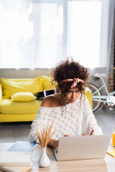 Displeased Freelancer Using Laptop Book Table — Stock Photo, Image