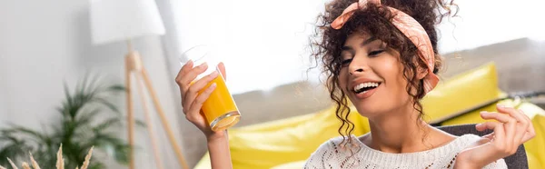 Encabezado Del Sitio Web Mujer Complacida Sosteniendo Vaso Jugo Naranja —  Fotos de Stock