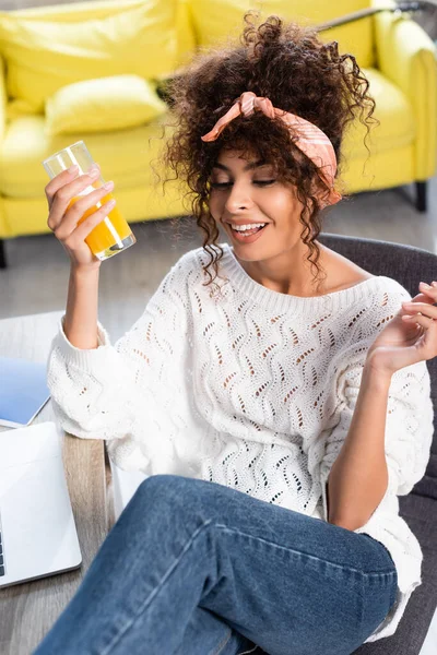 Ευχαριστημένη Γυναίκα Που Κρατάει Ένα Ποτήρι Χυμό Πορτοκάλι Στο Σπίτι — Φωτογραφία Αρχείου