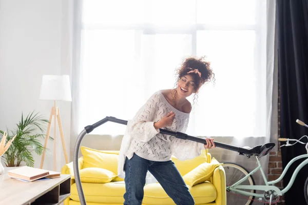 Kıvırcık Kadın Eğleniyor Elektrikli Süpürge Tutuyor Evi Temizliyor — Stok fotoğraf