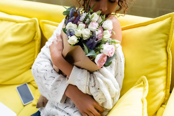 Bijgesneden Uitzicht Jonge Vrouw Met Boeket Ruiken Bloemen Woonkamer — Stockfoto