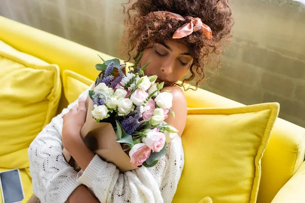 Young Woman Closed Eyes Holding Bouquet Smelling Flowers Living Room — Stock Photo, Image