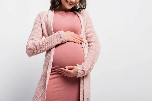 Przycięty Widok Radosnej Kobiety Ciąży Dotykając Brzucha Odizolowany Białym — Zdjęcie stockowe