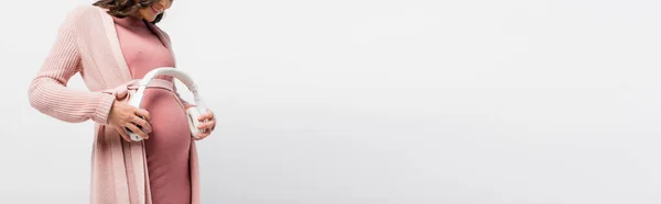 Панорамный Урожай Беременной Женщины Беспроводными Наушниками Возле Живота Белом — стоковое фото