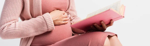 Cultivo Panorámico Mujer Embarazada Sosteniendo Libro Tocando Vientre Aislado Blanco —  Fotos de Stock