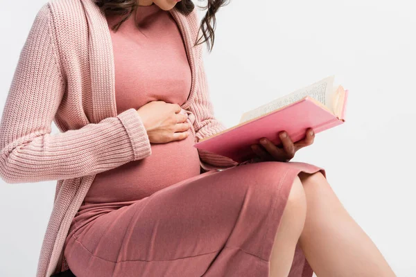 Beskärd Över Gravid Kvinna Sitter Vidrör Magen Och Läsa Bok — Stockfoto