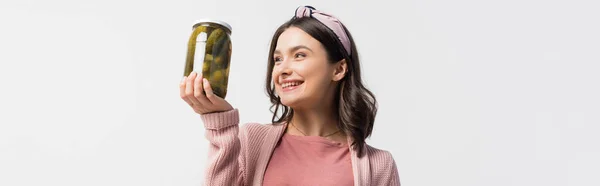 Plano Panorámico Mujer Morena Diadema Mirando Frasco Con Pepinos Escabeche —  Fotos de Stock