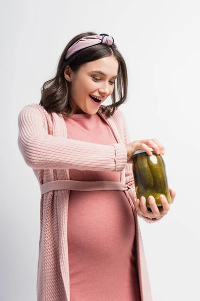 Mujer Excitada Embarazada Abriendo Frasco Con Pepinos Escabeche Aislados Blanco — Foto de Stock