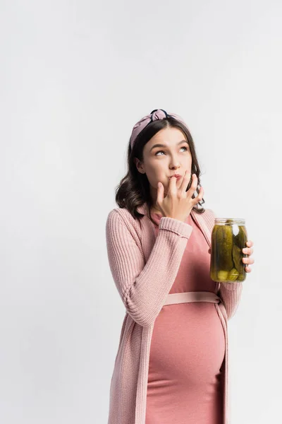 Zwanger Vrouw Houden Pot Met Gepekelde Komkommers Terwijl Likken Vinger — Stockfoto