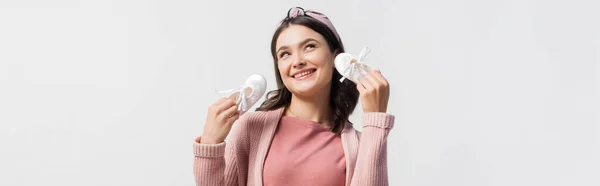 Colheita Panorâmica Mulher Alegre Grávida Segurando Pequenas Botas Isoladas Branco — Fotografia de Stock