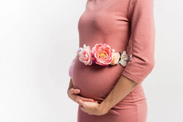 Oříznutý Pohled Těhotné Ženy Květinovým Opaskem Stojící Izolovaně Bílém — Stock fotografie