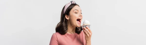 Plano Panorámico Mujer Alegre Con Boca Abierta Sosteniendo Cupcake Aislado — Foto de Stock