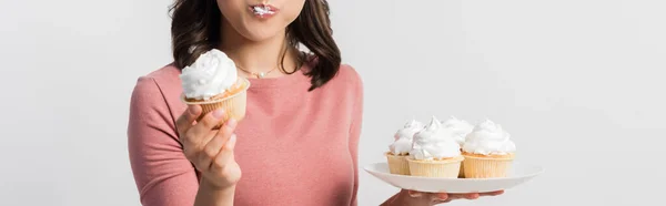 Panorama Gröda Kvinna Som Håller Plattan Medan Äter Cupcake Isolerad — Stockfoto