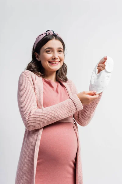 Alegre Embarazada Sosteniendo Pequeño Bebé Babero Aislado Blanco —  Fotos de Stock
