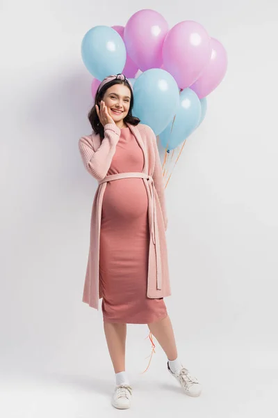 Femme Joyeuse Enceinte Robe Près Ballons Sur Blanc — Photo