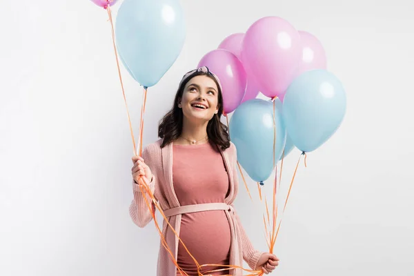 Mulher Alegre Grávida Vestido Segurando Balões Olhando Para Cima Isolado — Fotografia de Stock