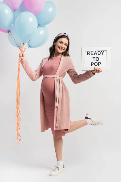 Radostná Těhotná Žena Šatech Drží Balónky Deska Připraven Pop Nápis — Stock fotografie