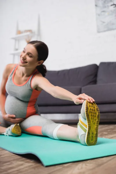 Selektivt Fokus Glad Gravid Kvinne Sportstøy Som Strekker Seg Treningsmatte – stockfoto