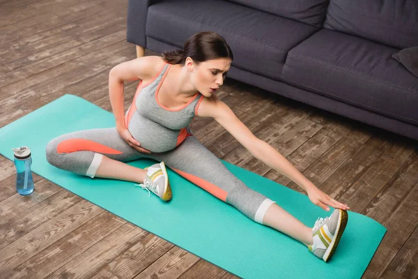 Visão Alto Ângulo Mulher Grávida Sportswear Alongamento Tapete Fitness — Fotografia de Stock