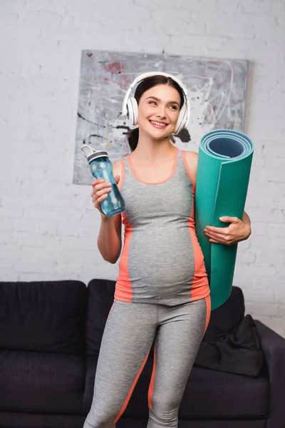 Radostná Těhotná Žena Bezdrátových Sluchátkách Poslech Hudby Při Držení Sportovní — Stock fotografie