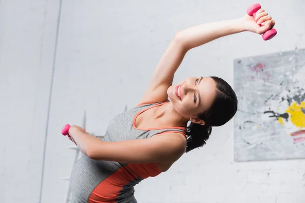 Brunette Pregnant Woman Exercising Pink Dumbbells Home — Stock Photo, Image