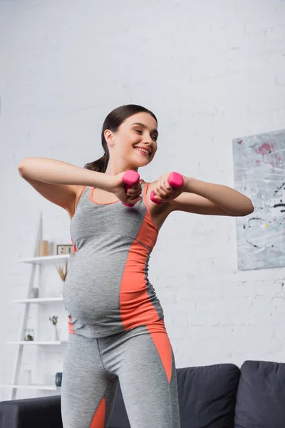 Těhotná Radostná Žena Pracuje Činkami Doma — Stock fotografie