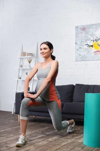 Mujer Alegre Embarazada Haciendo Ejercicio Cerca Esterilla Fitness Sala Estar — Foto de Stock