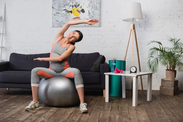 Freudig Schwangere Frau Sportbekleidung Beim Training Auf Fitnessmatte Wohnzimmer — Stockfoto