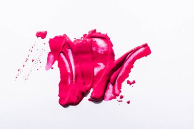 Beyaz arkaplanda pembe ruj fırça darbelerinin üst görünümü