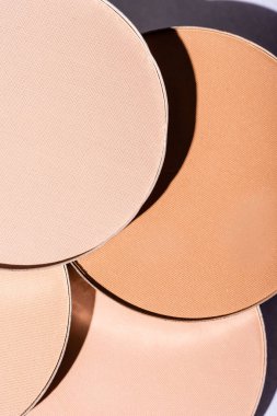 Çemberlerdeki yüz pudrasının görüntüsünü kapat