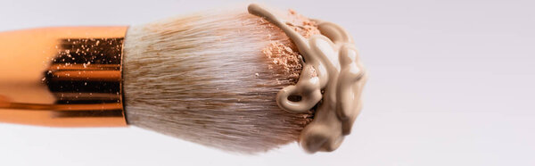 крупный план косметической щетки с порошком для лица и основанием, изолированным на белом, панорамном снимке