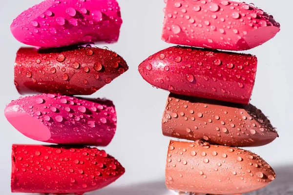 Stapel Van Natte Kleurrijke Lippenstift Witte Achtergrond — Stockfoto