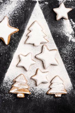 Şeker tozuyla kaplı Noel kurabiyelerinin en üst görüntüsü