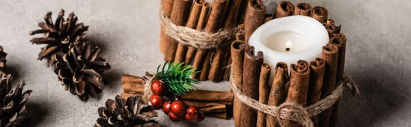 Foto Panorámica Velas Decoradas Con Palitos Canela Cerca Conos Pino — Foto de Stock