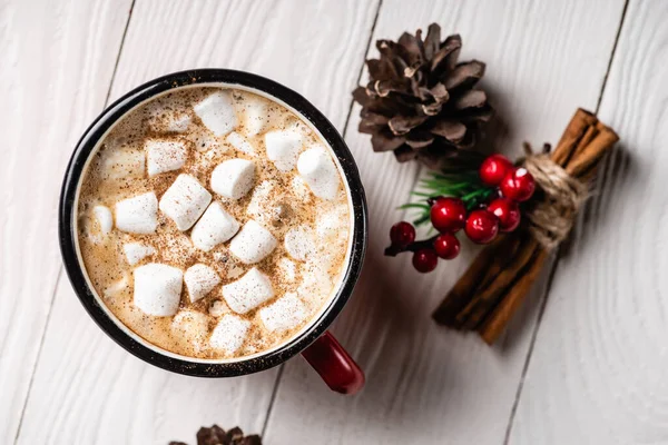 Draufsicht Auf Eine Tasse Kakao Der Nähe Von Zimtstangen Und — Stockfoto