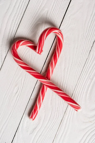 Draufsicht Auf Weihnachtsbonbons Form Eines Liebessymbols Auf Holzgrund — Stockfoto