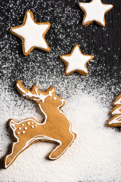 Ovanifrån Pepparkakor Form Stjärnor Och Rådjur Med Socker Pulver — Stockfoto