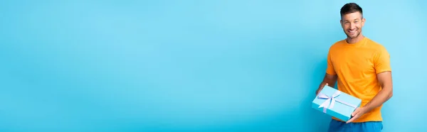 Homem Feliz Shirt Segurando Embrulhado Caixa Presente Azul Banner — Fotografia de Stock