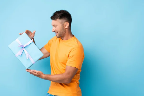 Hombre Feliz Camiseta Mirando Envuelto Caja Regalo Azul — Foto de Stock