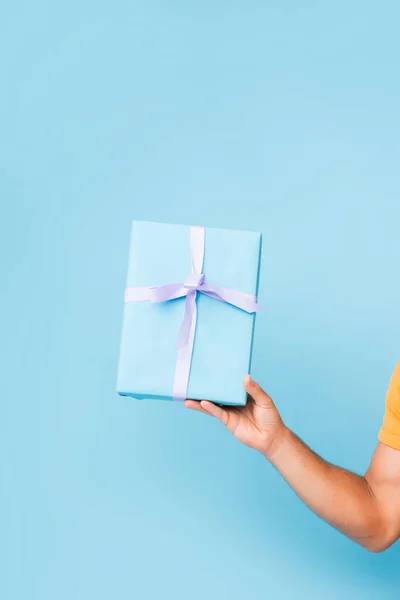 Abgeschnittene Ansicht Eines Mannes Mit Verpackter Geschenkschachtel Auf Blauem Grund — Stockfoto