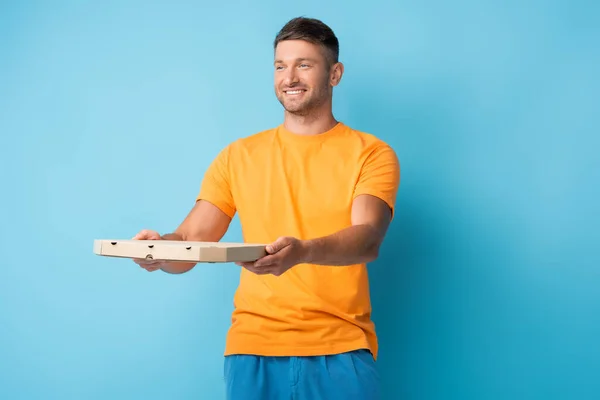 Homme Heureux Shirt Tenant Boîte Pizza Carton Sur Bleu — Photo