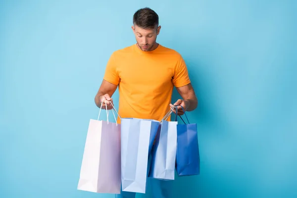 Hombre Sorprendido Camiseta Sosteniendo Bolsas Compras Azul — Foto de Stock