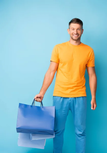 Homme Souriant Shirt Tenant Des Sacs Provisions Sur Bleu — Photo