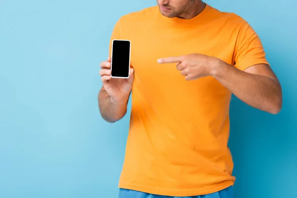 Oříznutý Pohled Muže Tričku Ukazujícím Prstem Smartphone Prázdnou Obrazovkou Modré — Stock fotografie