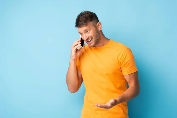 Hombre Camiseta Hablando Teléfono Inteligente Sobre Fondo Azul —  Fotos de Stock