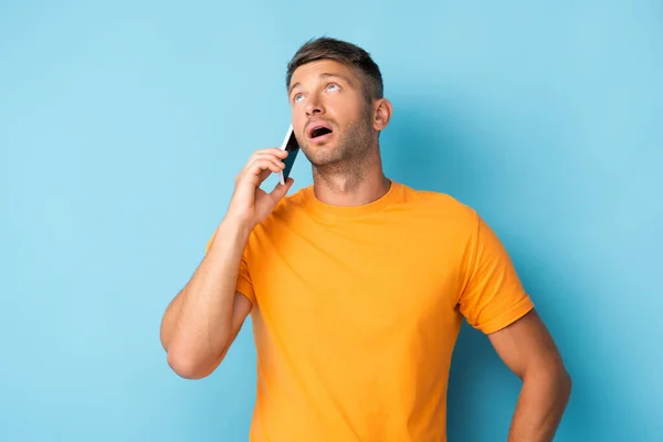Homem Shirt Falando Smartphone Olhando Para Cima Azul — Fotografia de Stock