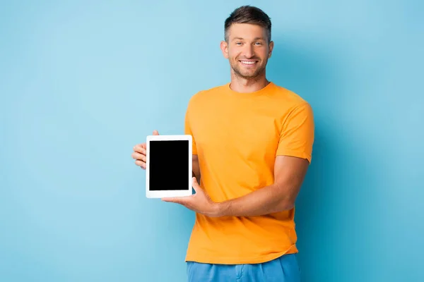 Hombre Feliz Camiseta Sosteniendo Tableta Digital Con Pantalla Blanco Azul —  Fotos de Stock