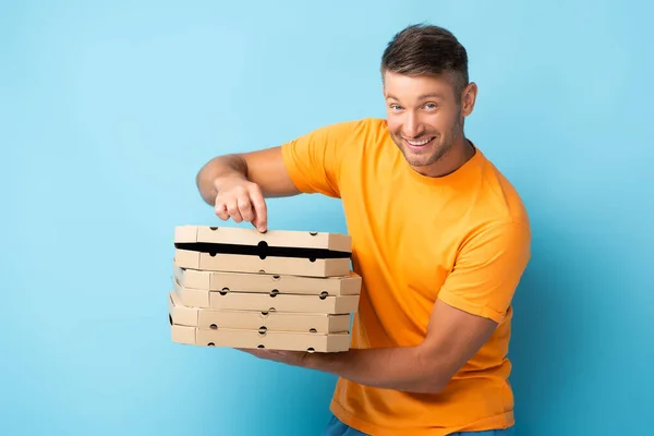 Homem Sorridente Shirt Segurando Caixas Pizza Papelão Azul — Fotografia de Stock