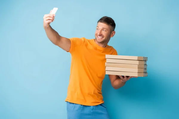 Hombre Feliz Camiseta Sosteniendo Cajas Pizza Cartón Tomando Selfie Azul — Foto de Stock